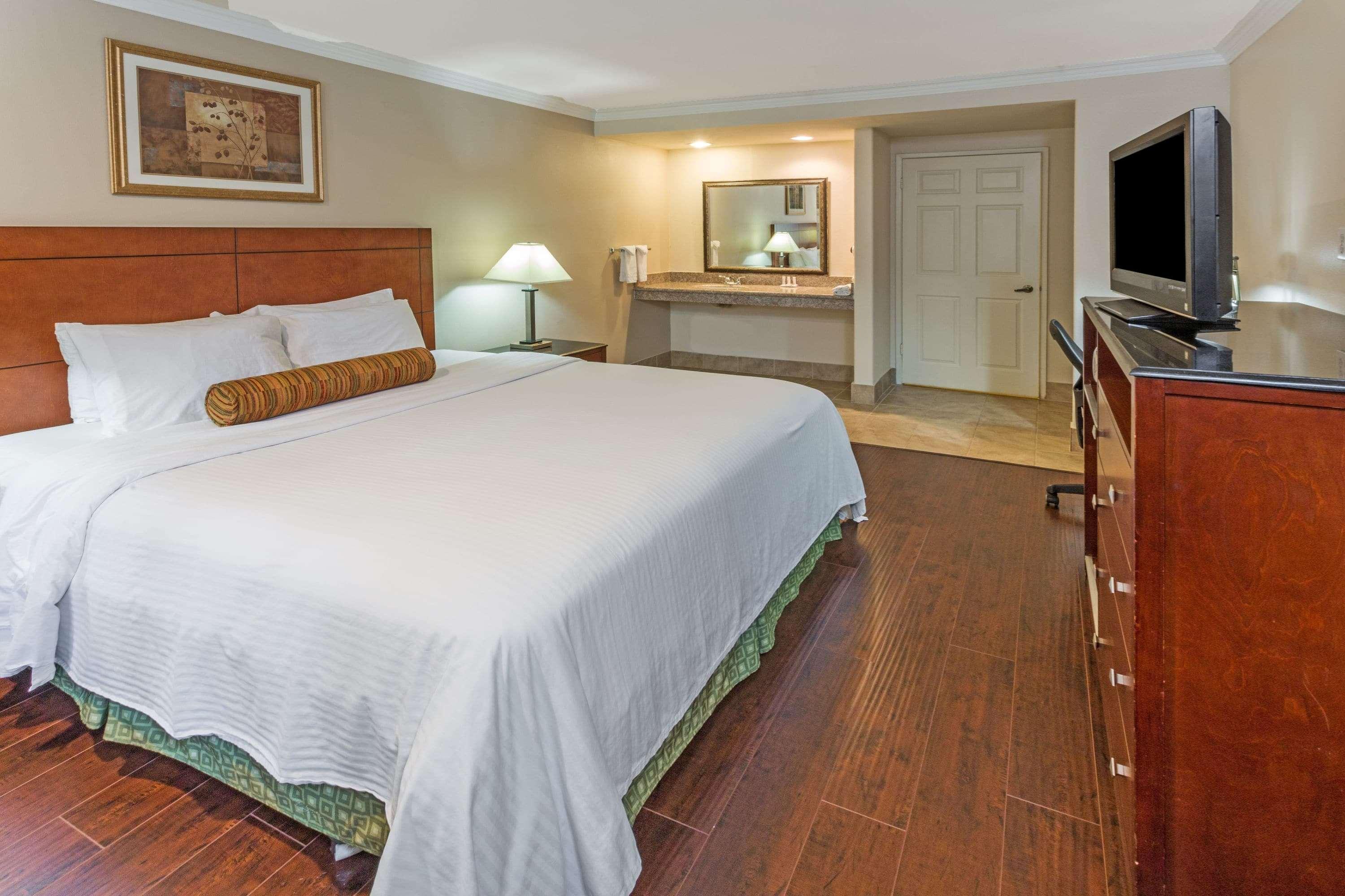 Howard Johnson By Wyndham Pasadena Exteriér fotografie