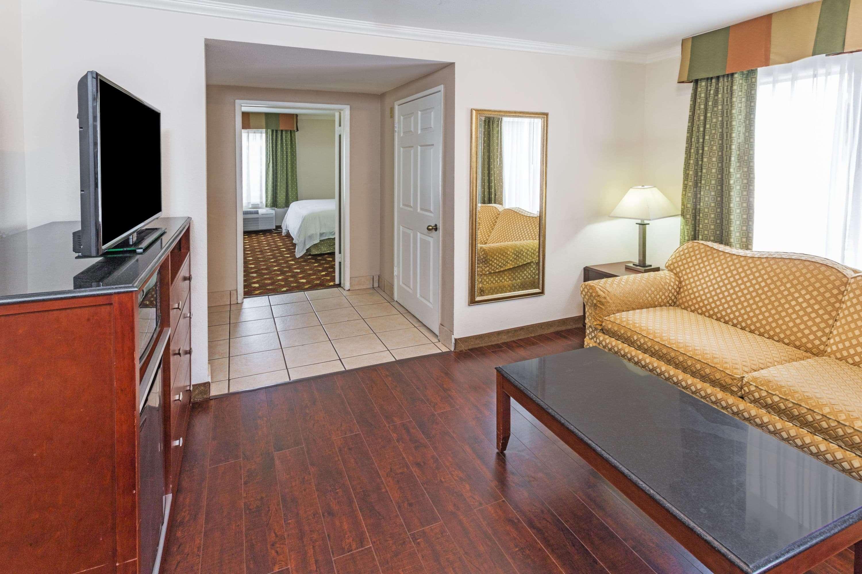 Howard Johnson By Wyndham Pasadena Exteriér fotografie