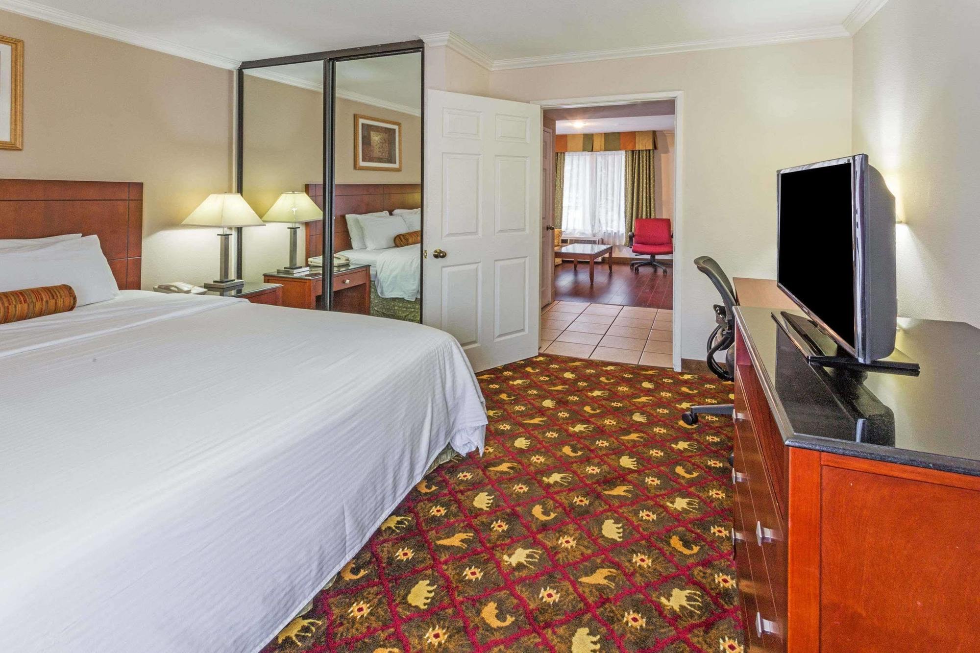 Howard Johnson By Wyndham Pasadena Exteriér fotografie